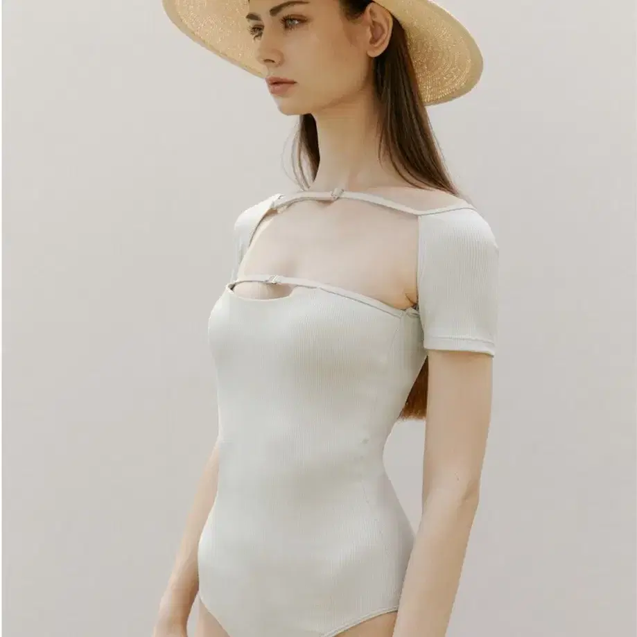 이스트씨 cream slit swimsuit