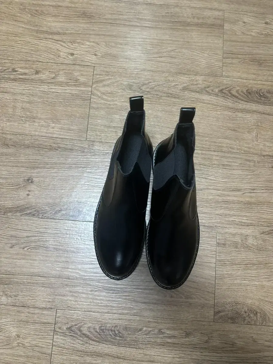 Key leather chelsea boots new in stock