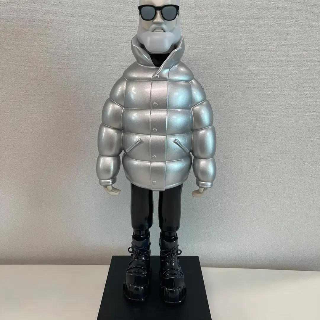 몽클레르 x 크레이그 코스텔로 Mr Moncler 피규어