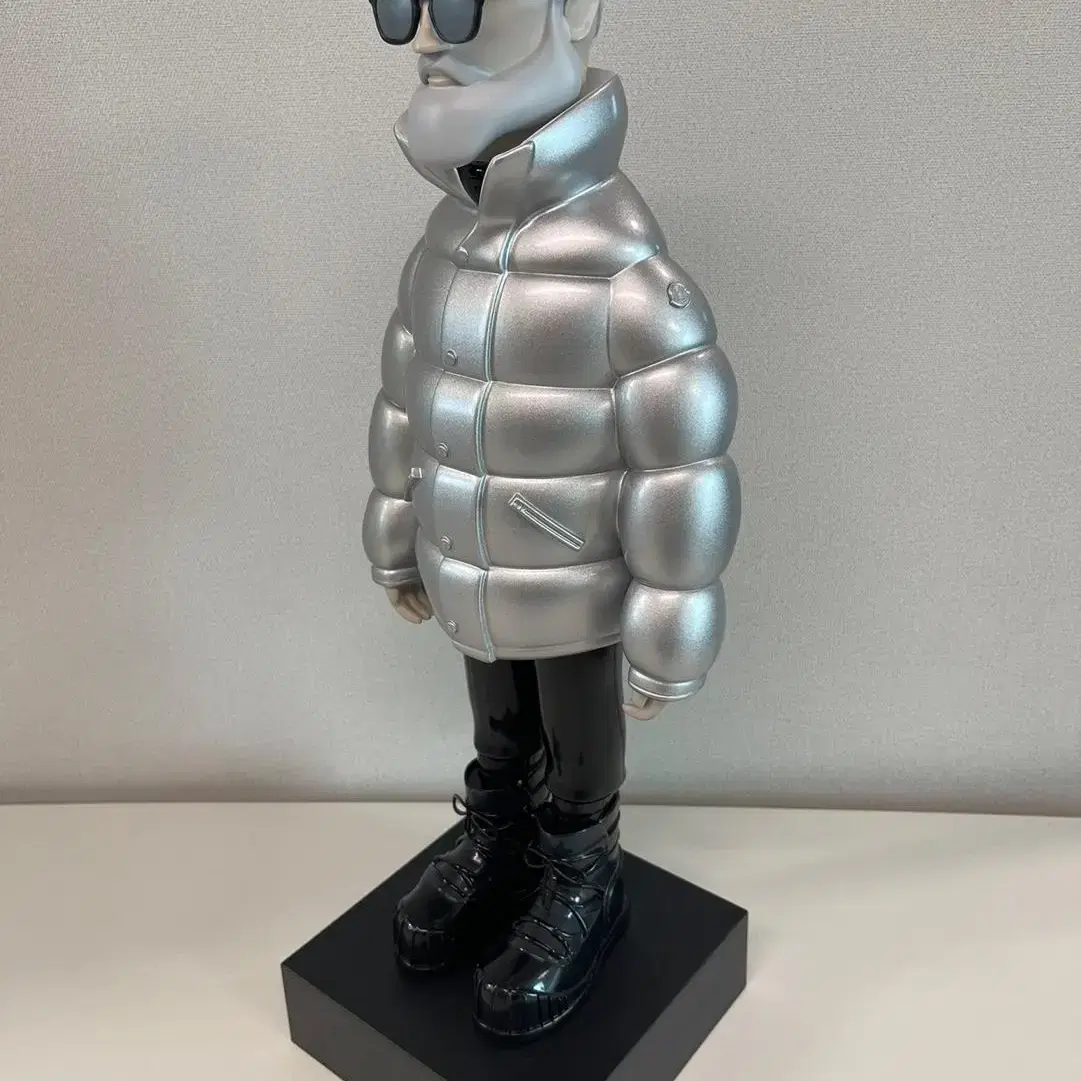 몽클레르 x 크레이그 코스텔로 Mr Moncler 피규어