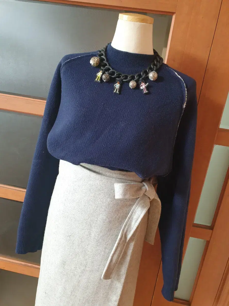 Cut-out width: Fluffy knit navy + star-shaped brooch