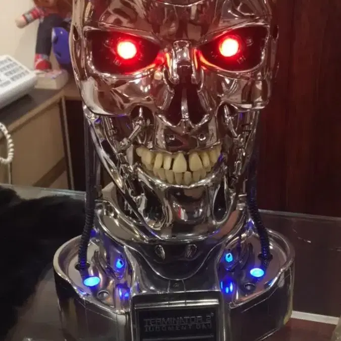 터미네이터 t-800 라이프 사이즈 팝니다