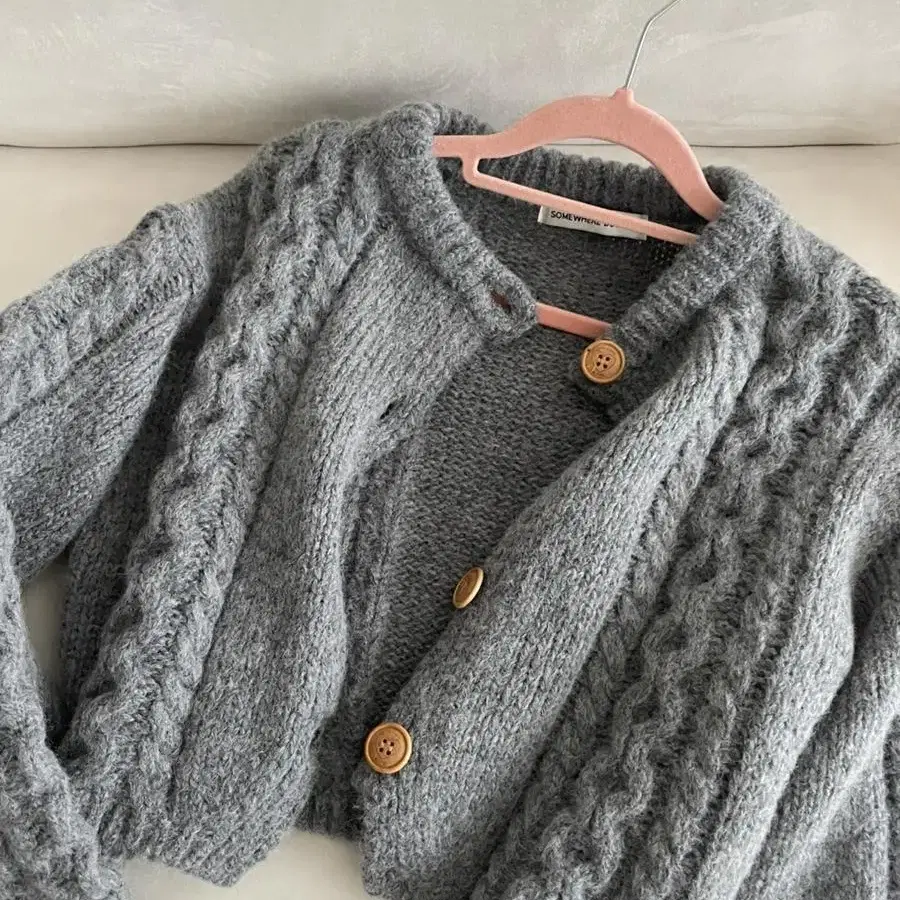 썸웨어버터 Woodbutton cable cardigan - charco