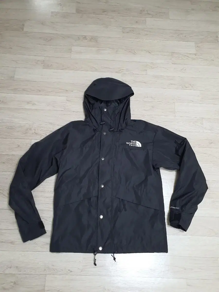 95 North Face genuine mountaineering jacket size 95 is completely clean