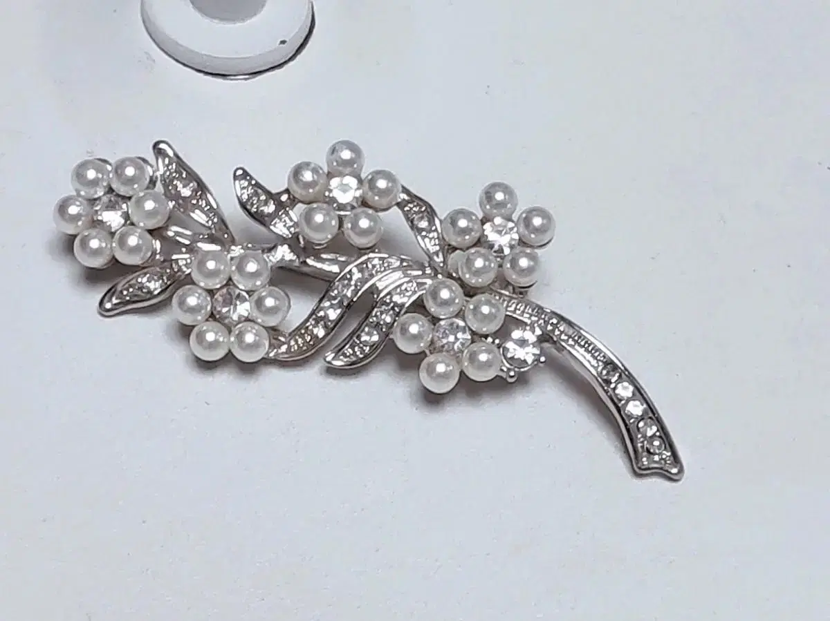 Flower-shaped pearl cubic brooch