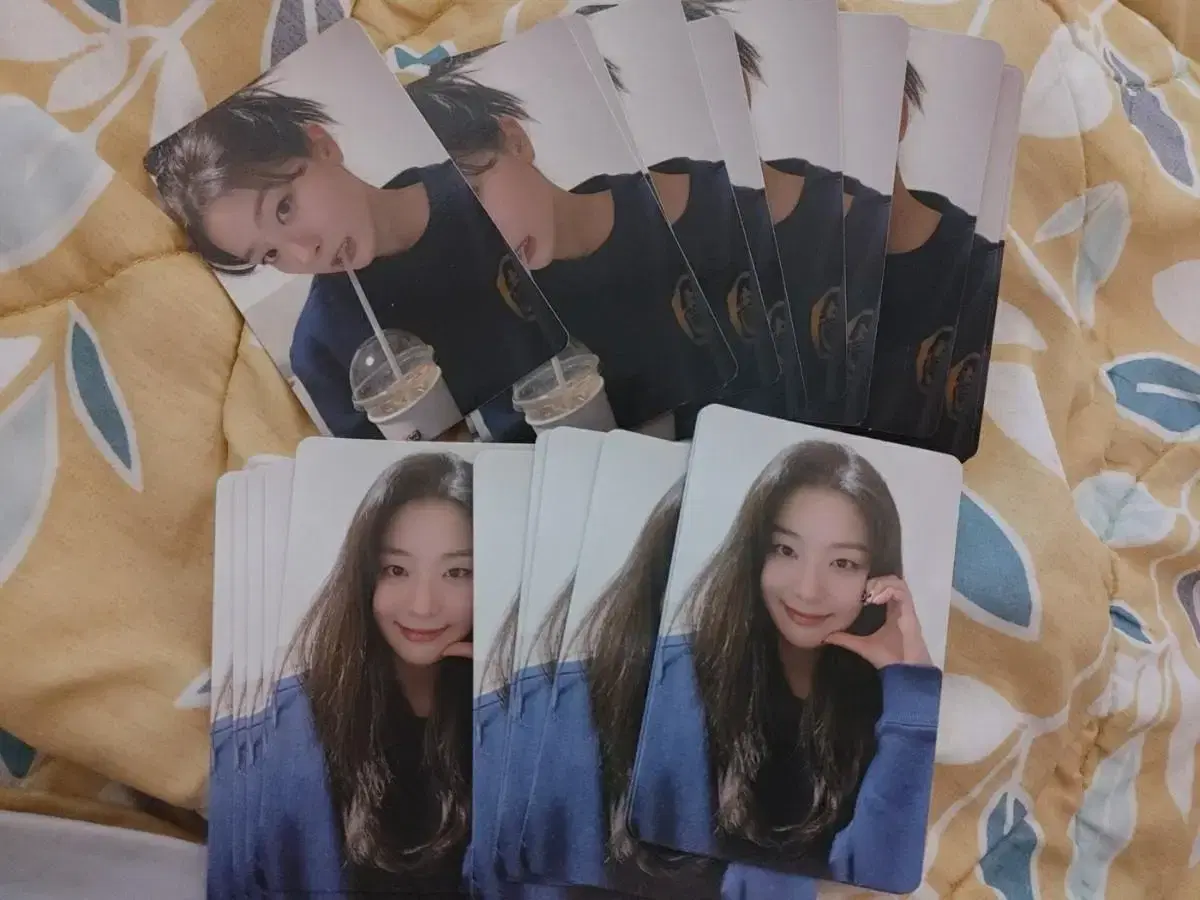 Red velvet seulgi photo kard poster book photocard and 2 posters.