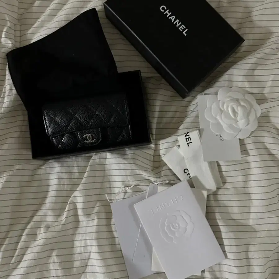 Chanel 샤넬 26번대 클래식 스몰 플랩 캐비어 은장 반지갑