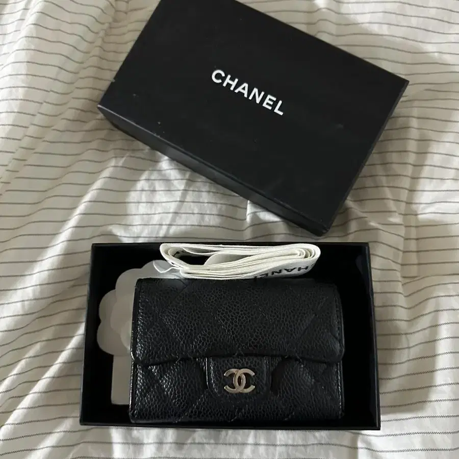 Chanel 샤넬 26번대 클래식 스몰 플랩 캐비어 은장 반지갑