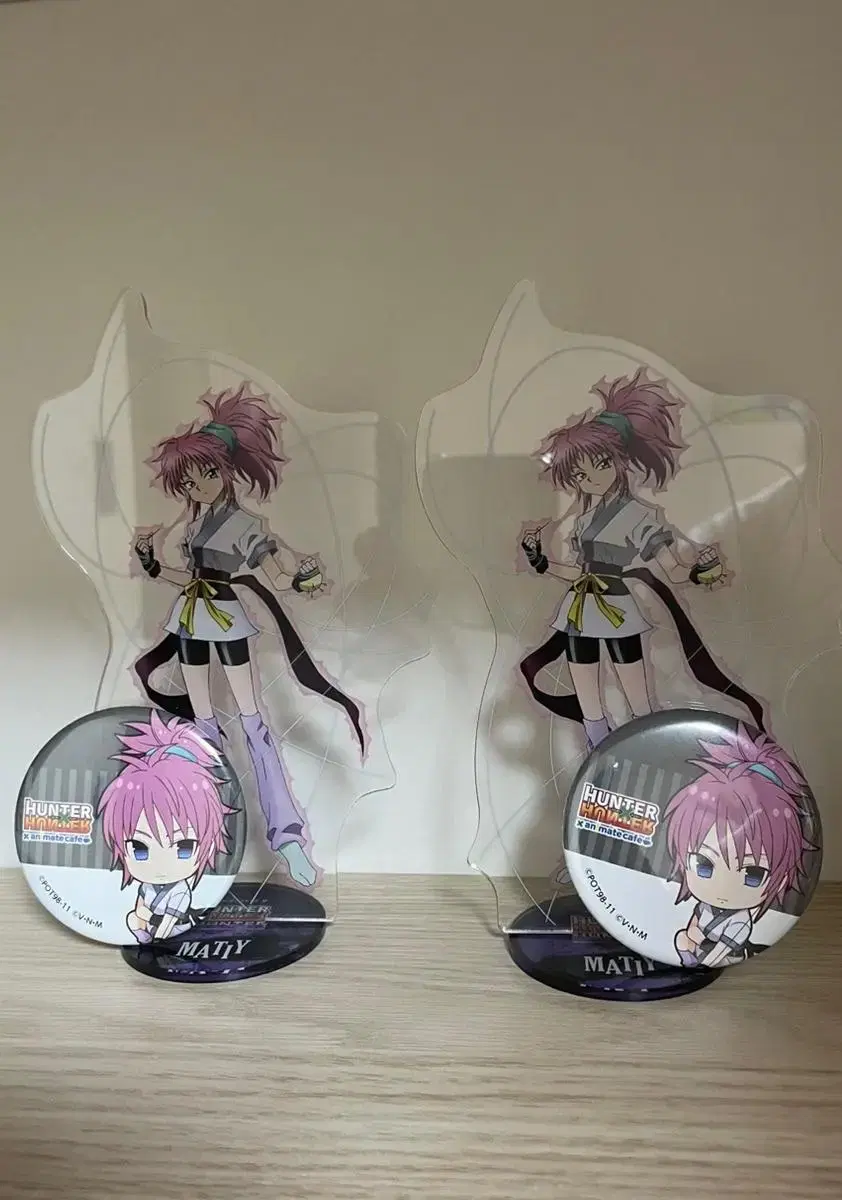 Like a hunter acrylic stand+canbadge in bulk