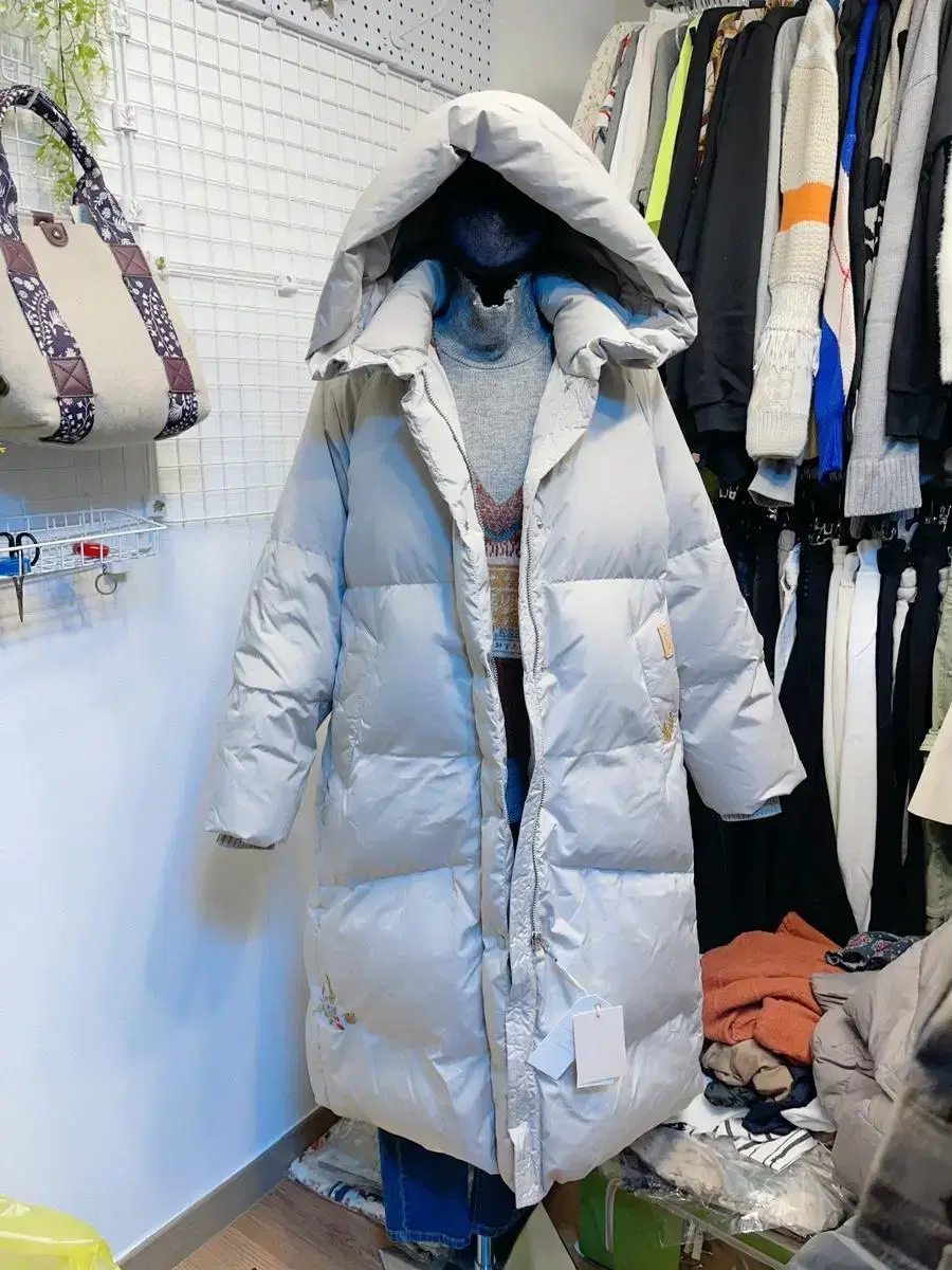 No-collar, no-pocket embroidery S-overfit A-line hooded long down jacket Thursday Island