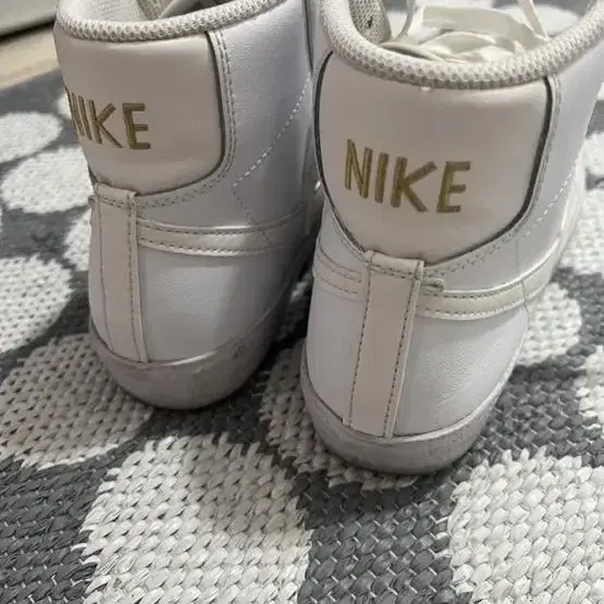 NIKE 블레이저 MID '77 LX  (240