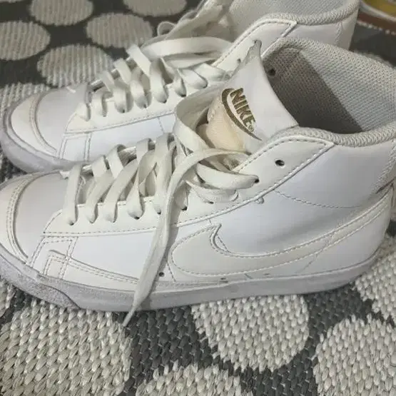 NIKE 블레이저 MID '77 LX  (240