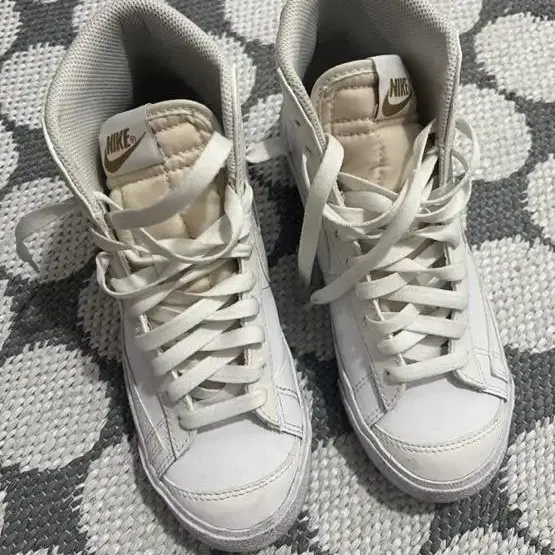 NIKE 블레이저 MID '77 LX  (240