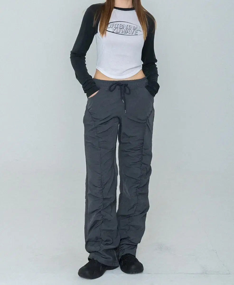 [유웨이브]새상품_NYLON SHIRRING WIDE PANTS (차콜)