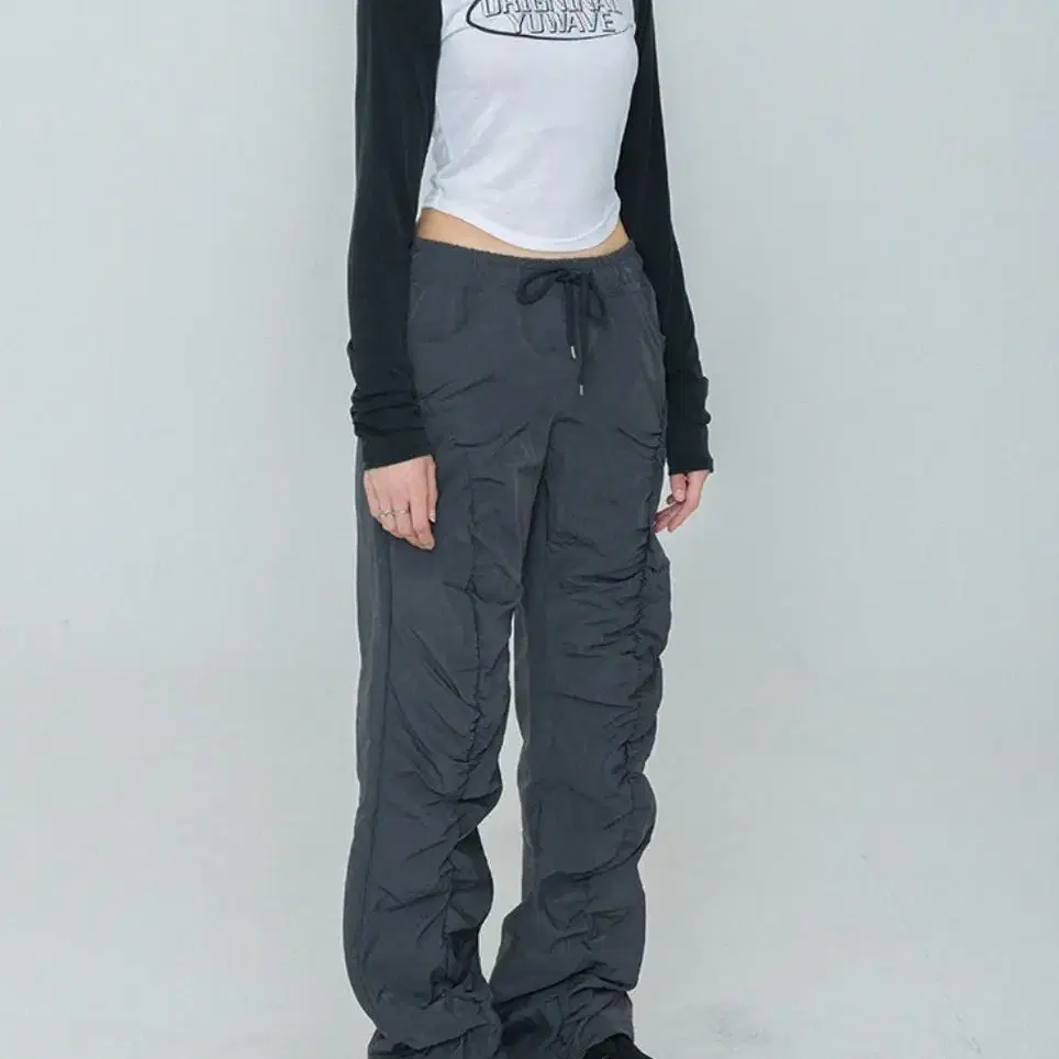 [유웨이브]새상품_NYLON SHIRRING WIDE PANTS (차콜)