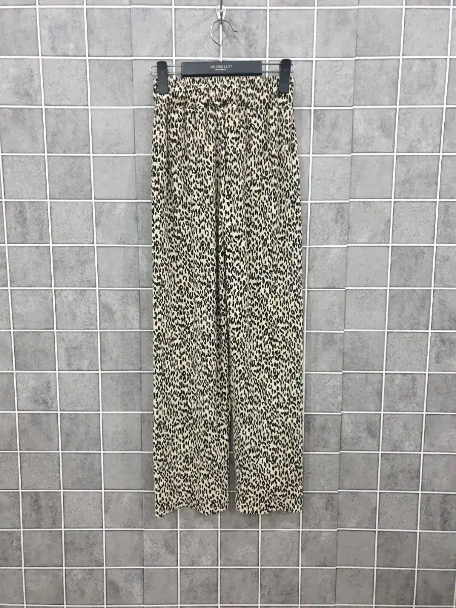 a654 leopard-print pants