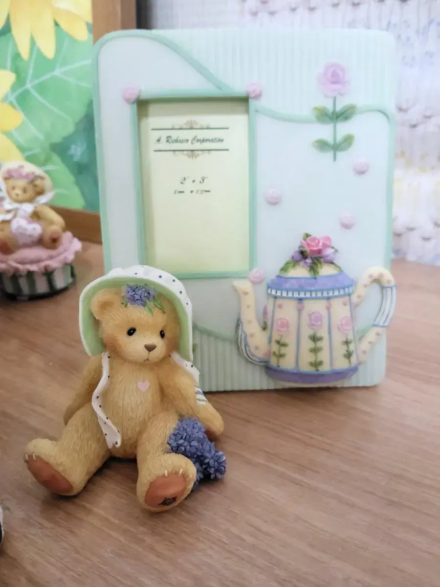 Vintage Resin Picture Frame & Cherry Shaded Bear Set (Box X)