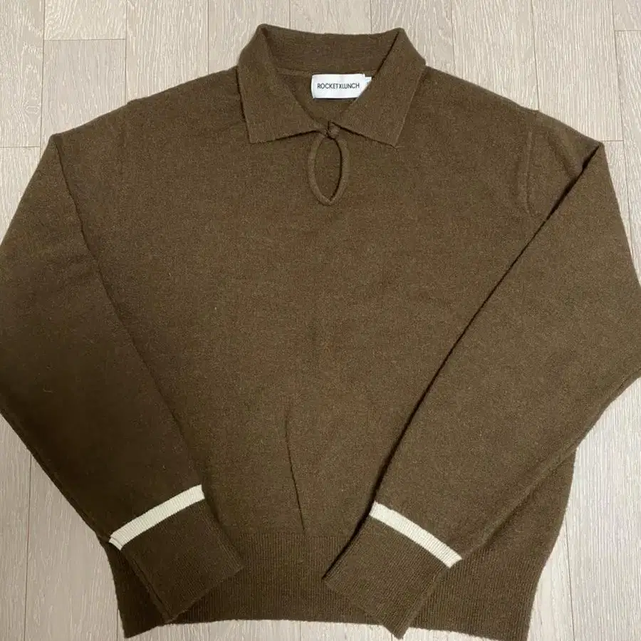 더로켓 R key hole neck collar knit brown 니트