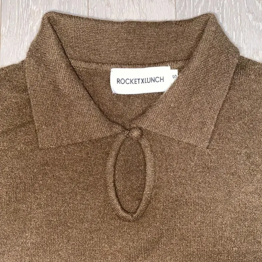 더로켓 R key hole neck collar knit brown 니트