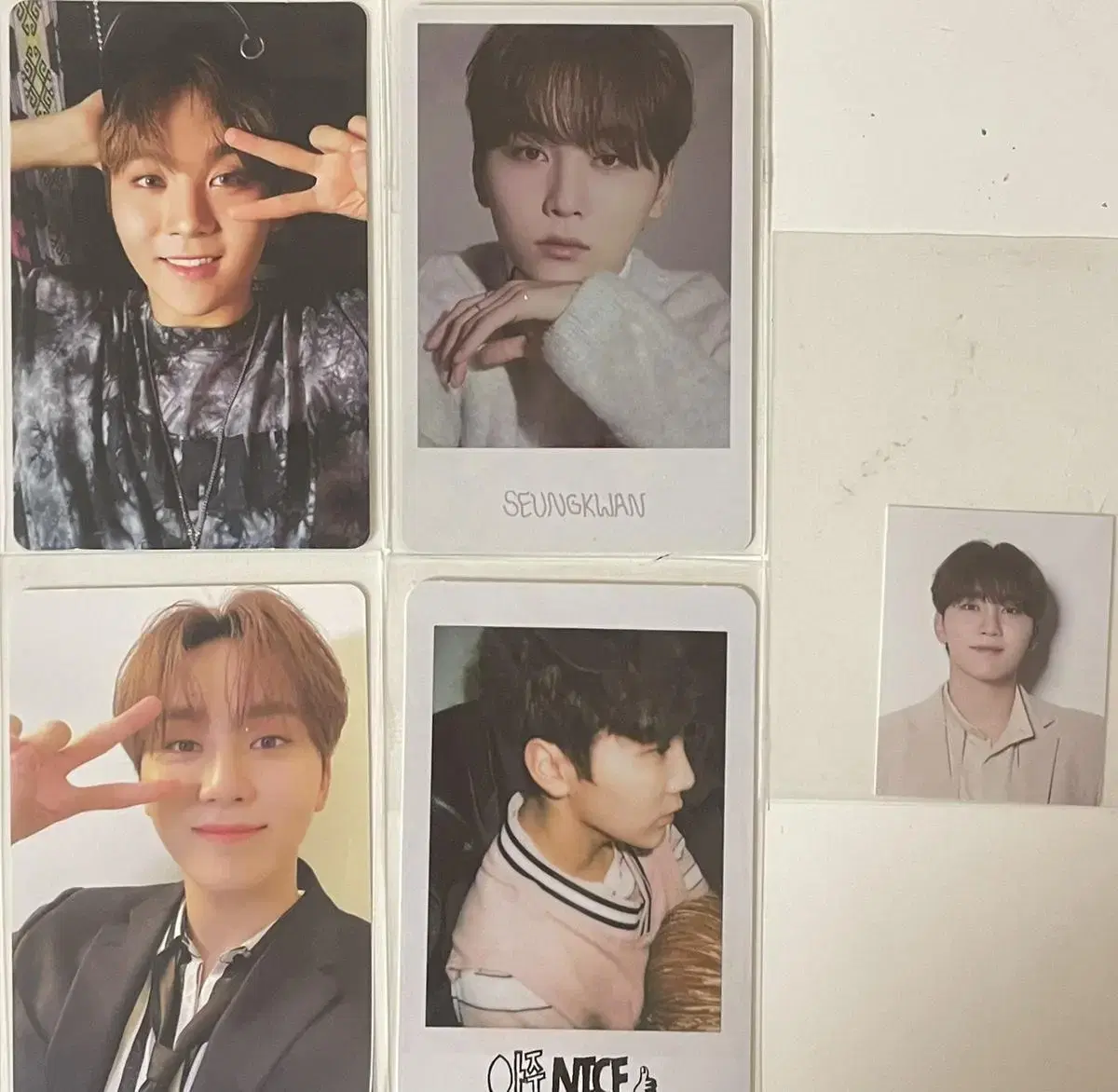 Seventeen seungkwan Transferring a photocard