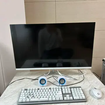 PCモニター キーボードマウス スピーカー 芽を出す