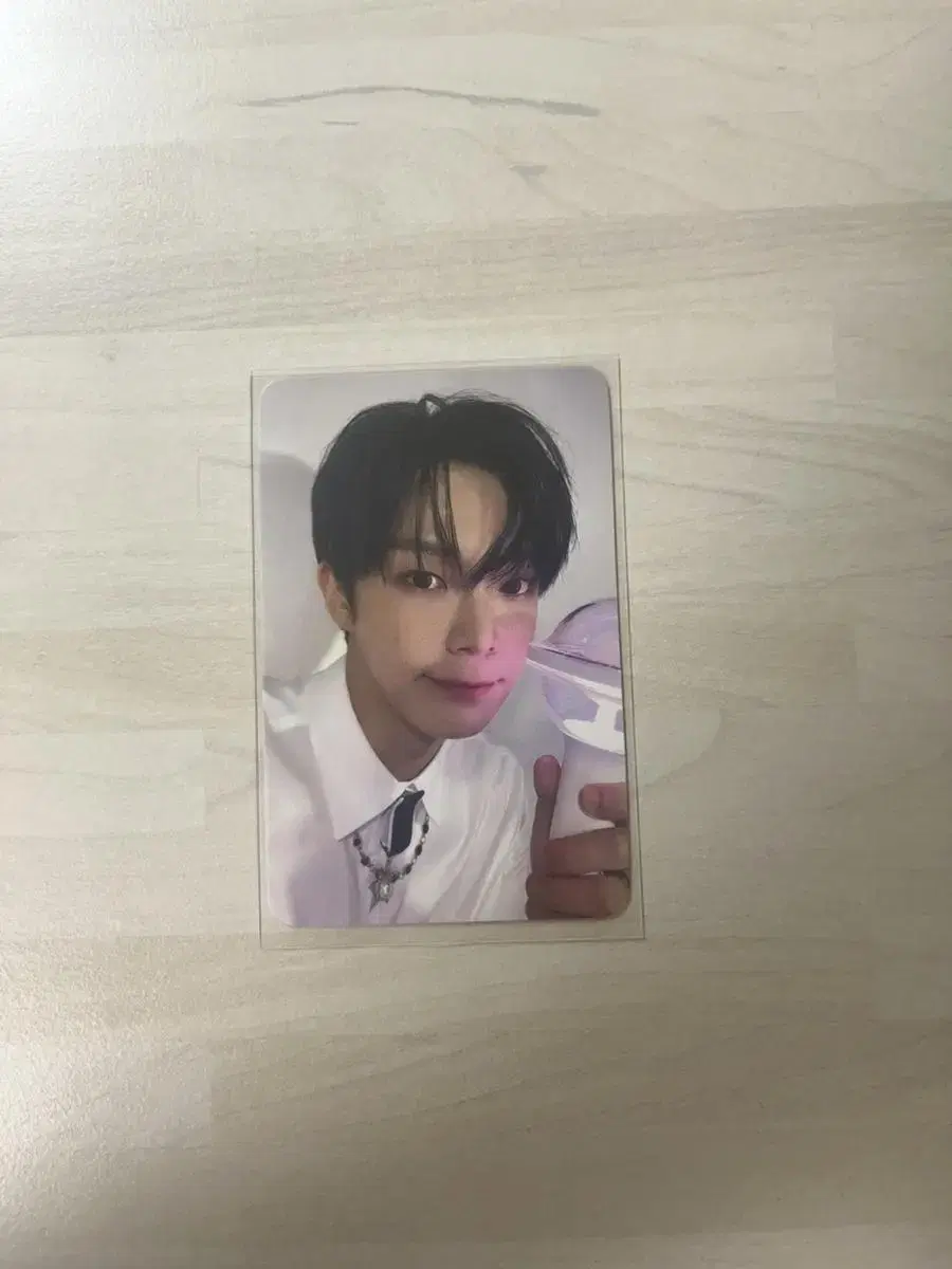 Vari's official lightstick pre-order benefit photocard