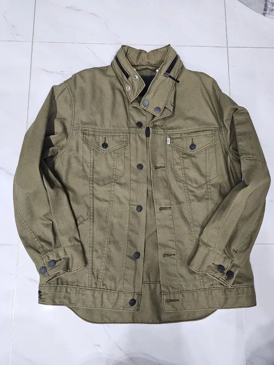 Levi's Military Motif Tucker (L)