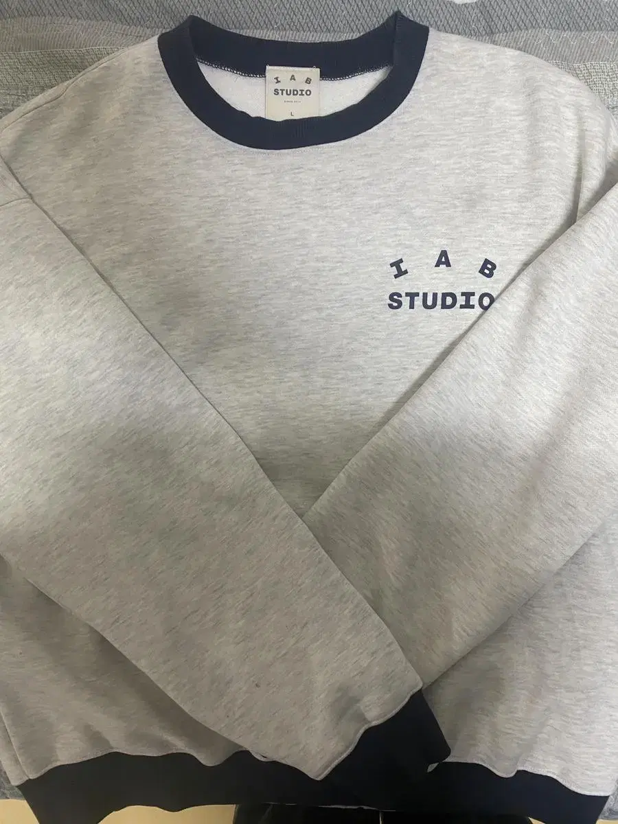 (L) iApp Studio Sweatshirt Oatmeal Navy