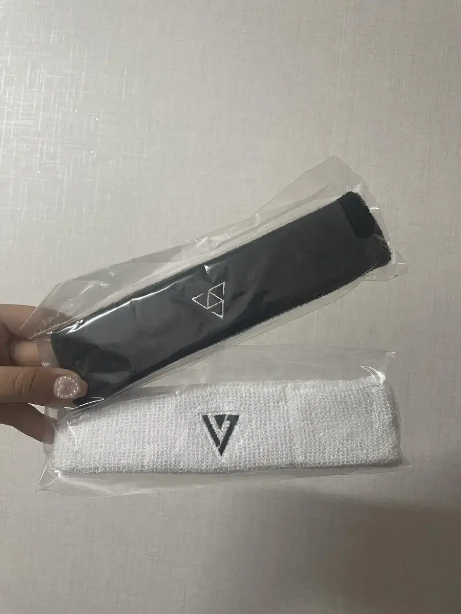 Seventeen unofficial goods sells hairbands