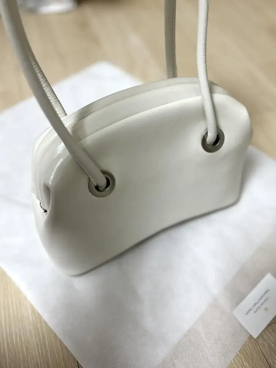 오소이 circle brot bag white