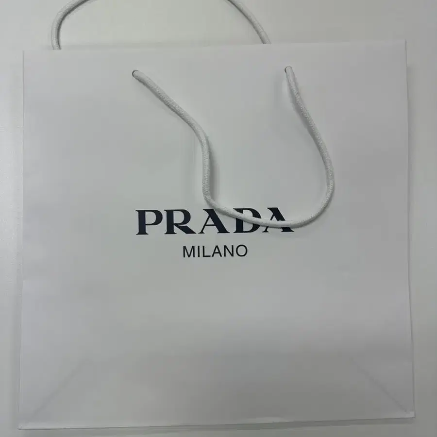 프라다 PRADA 로고 쇼핑백 판매 화이트