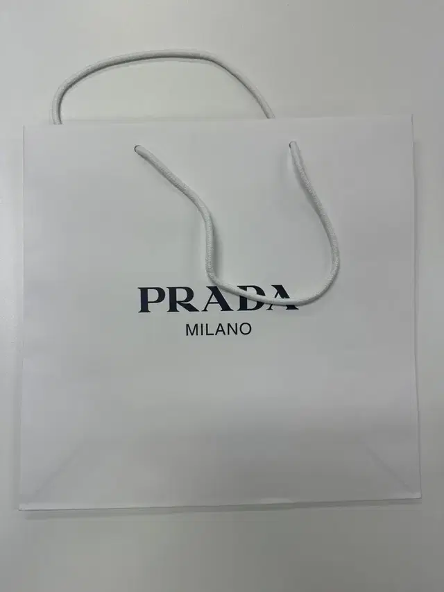 프라다 PRADA 로고 쇼핑백 판매 화이트