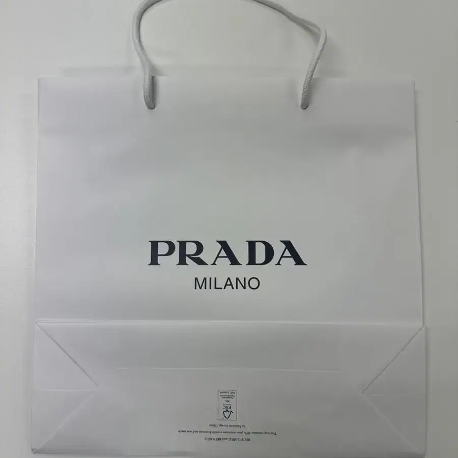 프라다 PRADA 로고 쇼핑백 판매 화이트