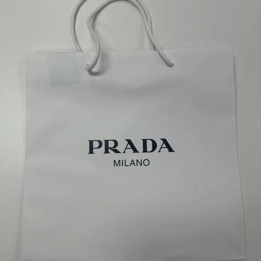 프라다 PRADA 로고 쇼핑백 판매 화이트