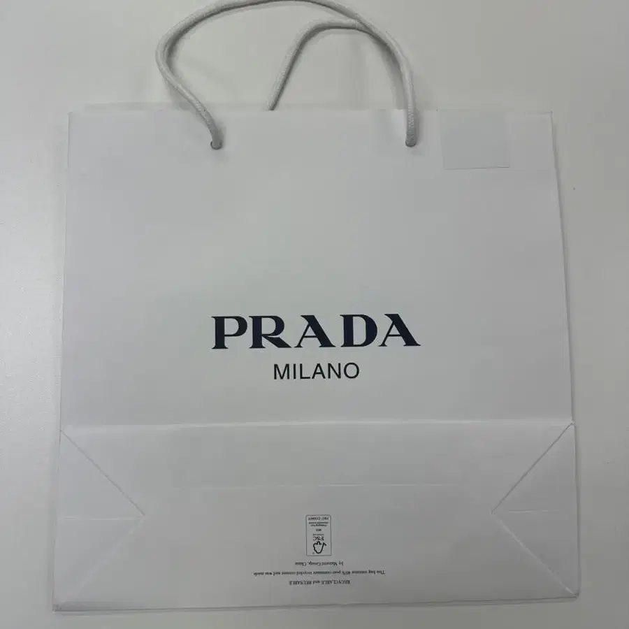 프라다 PRADA 로고 쇼핑백 판매 화이트