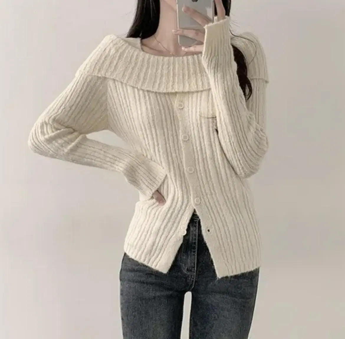 Open-shoulder, light wool knit