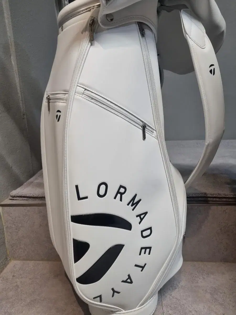 We sell TaylorMade caddie bags