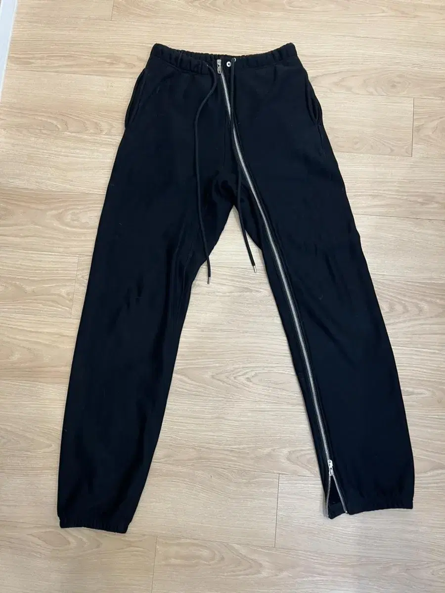 the SOLOIST zip detail leg trousers