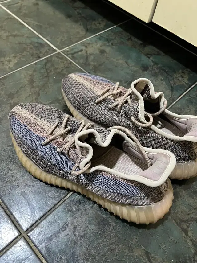 이지부스트 350 v2 fade 265