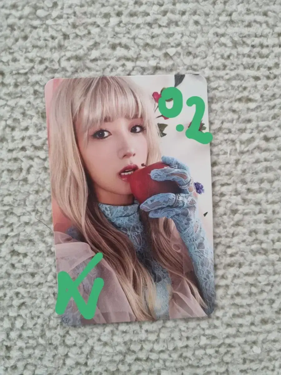 apink yoon bomi copycat photocard sells