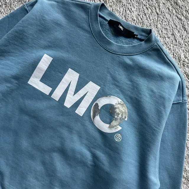 [S] 엘엠씨 LMC EARTH LOGO 맨투맨 스카이블루