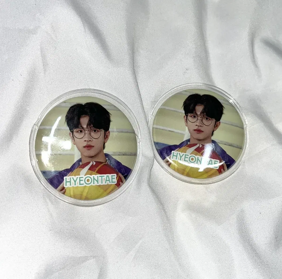 Fantasy Boys oh hyeontae sells canbadges