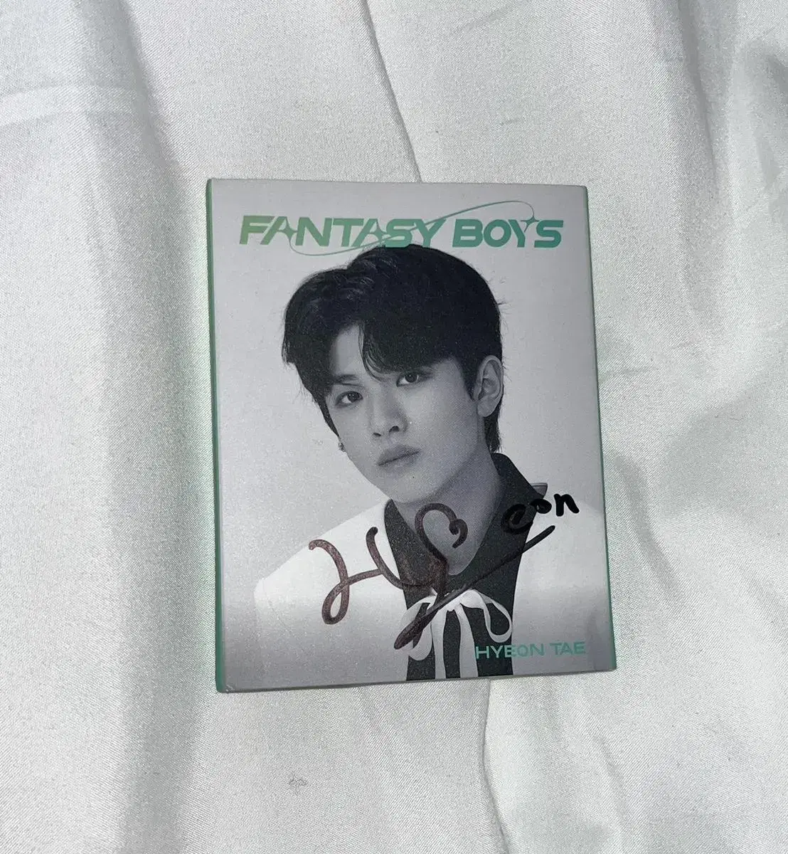 Fantasy Boys oh hyeontae sell autographed albums.