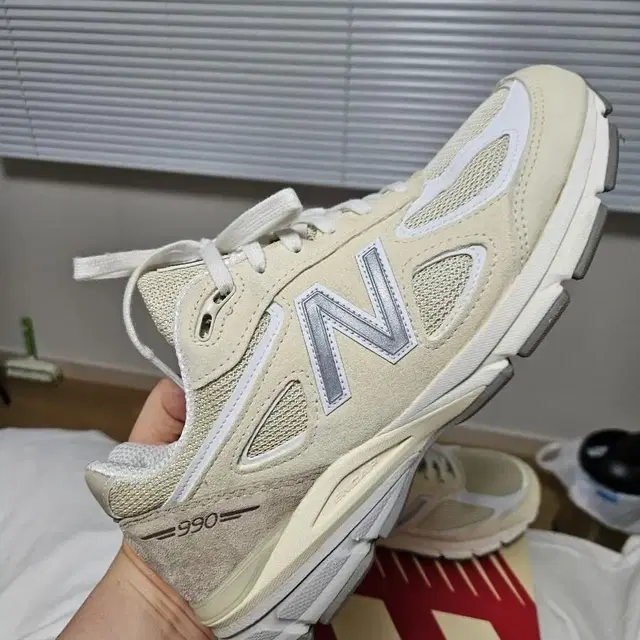 뉴발란스 990v4 크림, 270