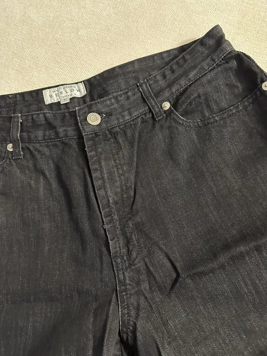 Non-slouchy standard black denim pants[32].