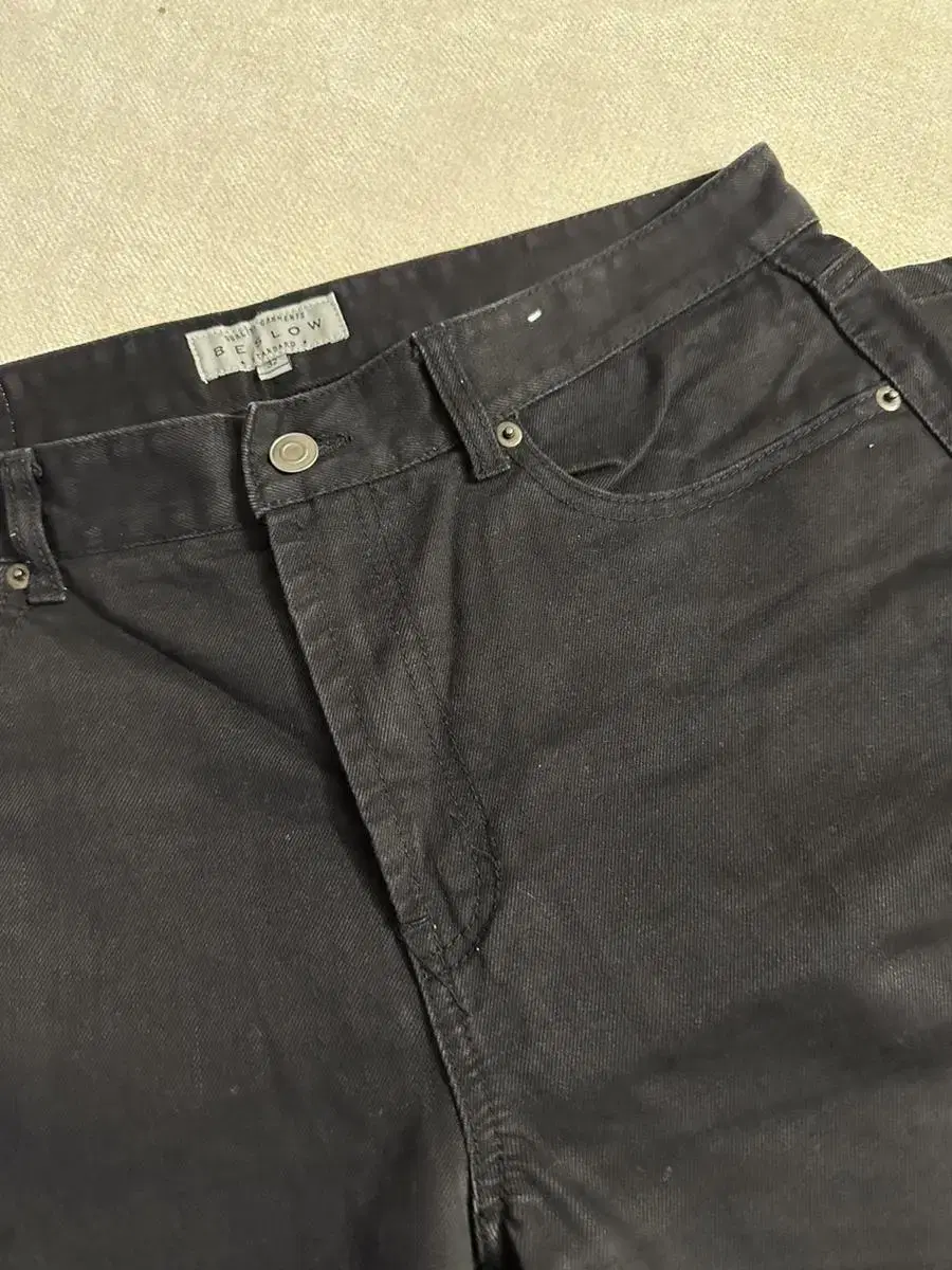 Non-slouchy standard black pants[32].