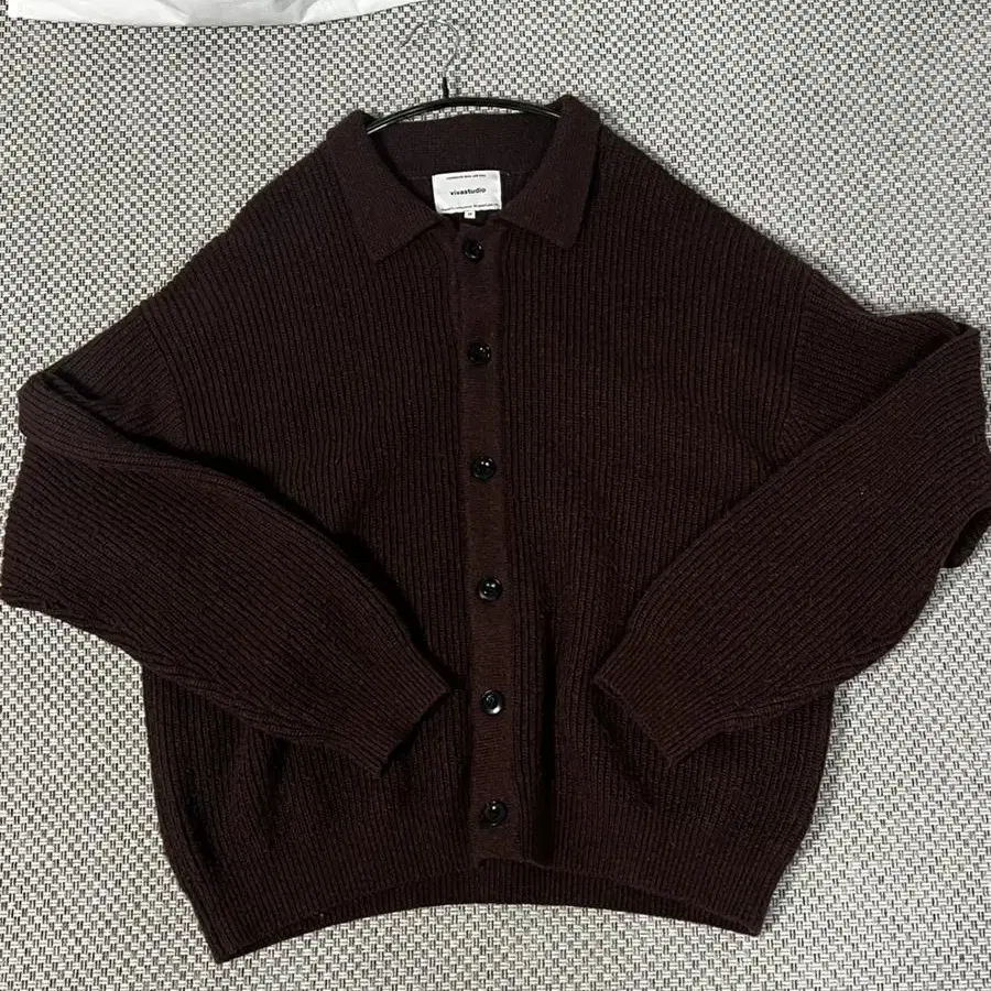 비바스튜디오 COLLAR BUTTON CARDIGAN [Brown]