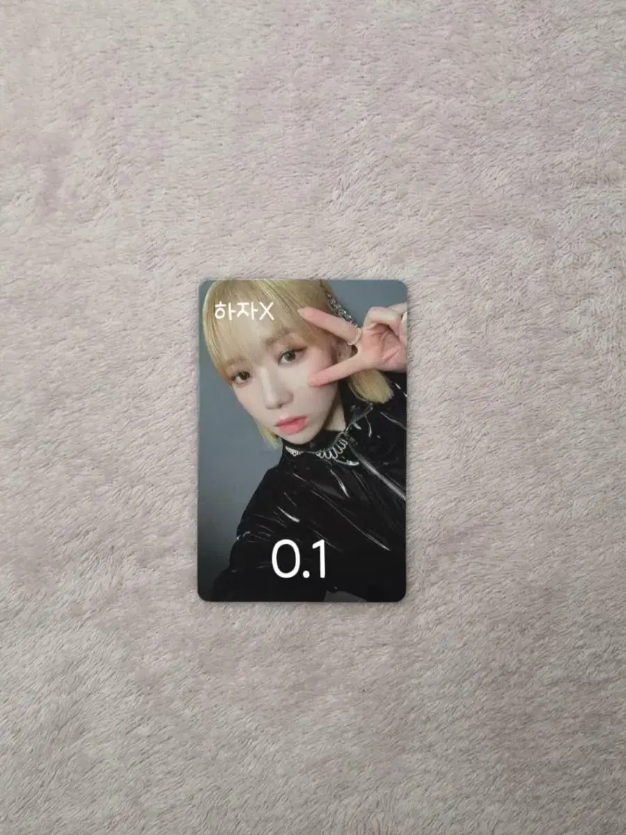 class:y hyeju sell photocards