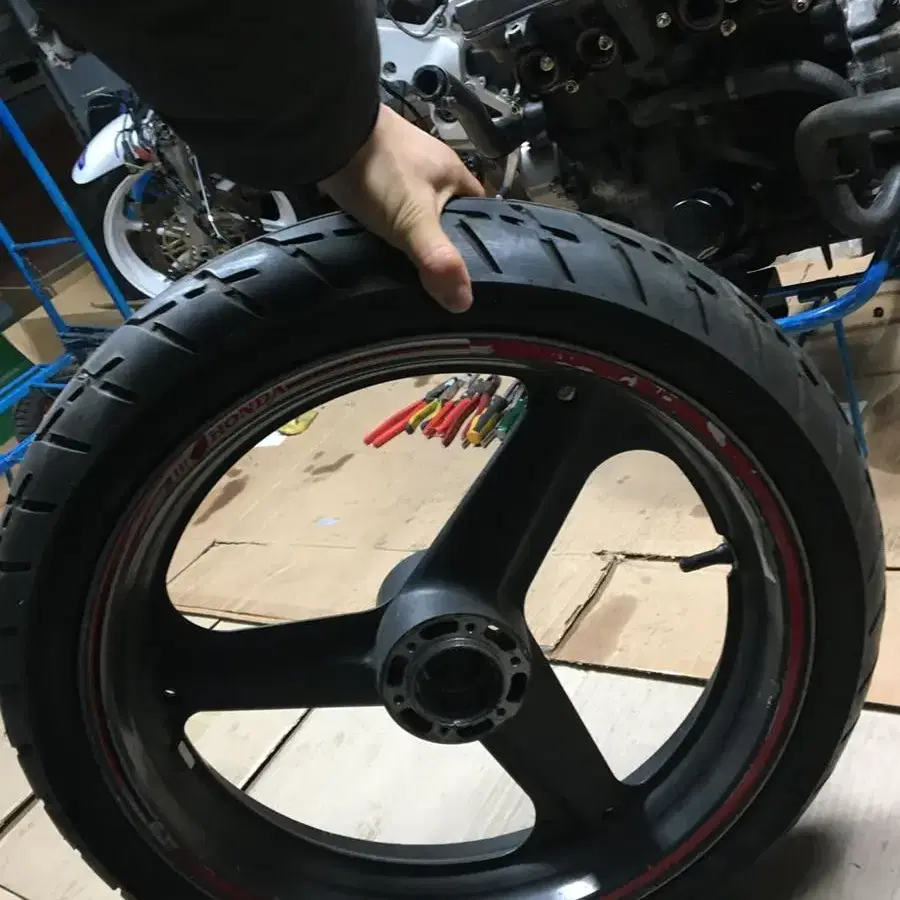 cb400sf 99년식 프런트휠