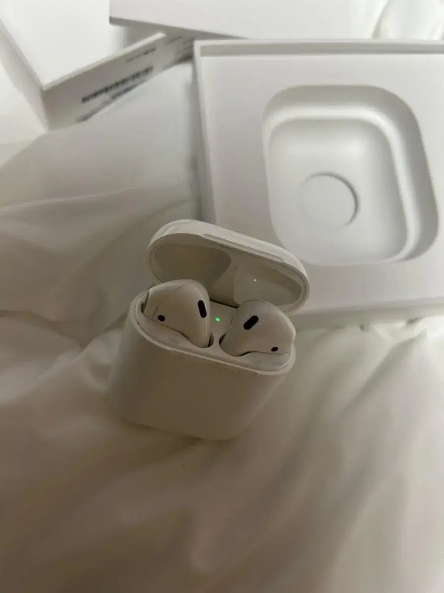 AirPods 2nd generation full set Sell(Quick sale)